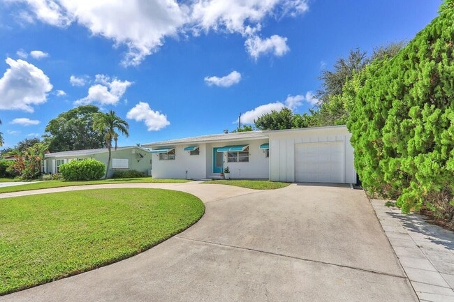 Photo - 1952 Circle Dr