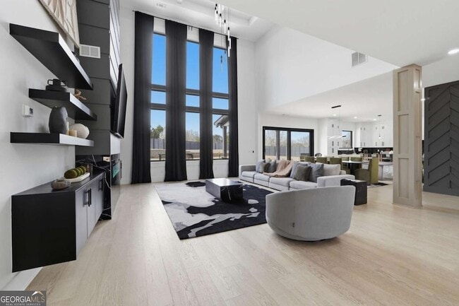 Photo - 556 Versailles Dr