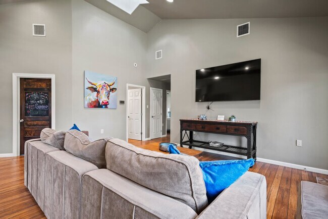 Photo - 1740 W Live Oak St Unit ID1253746P