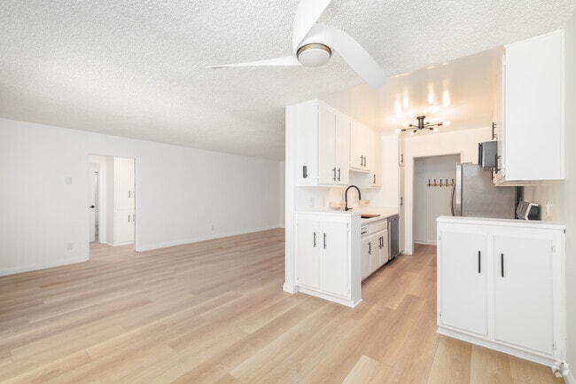 2BR, 2BA - 1,000SF - Living Room - 10844 Rose Ave