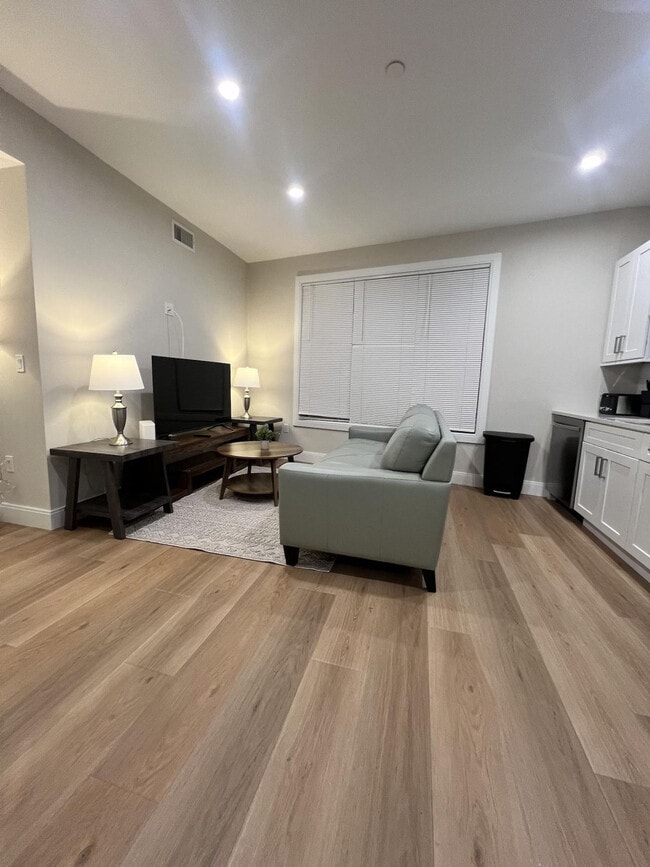 Photo - 394 McGrath Hwy Unit SI ID1364689P