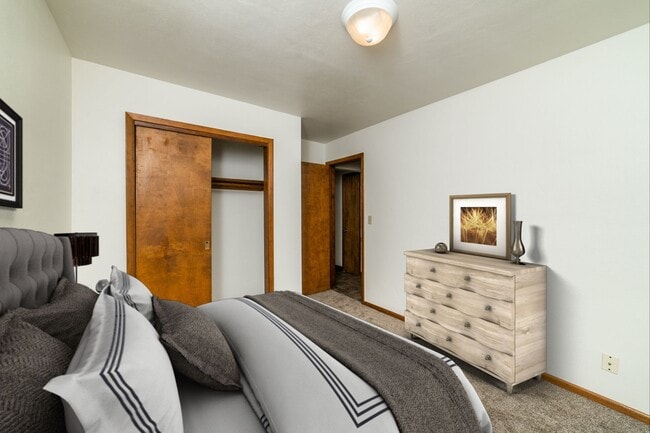 Photo - Colonial Village Apartments