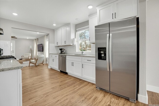 Photo - 839 Oasis St