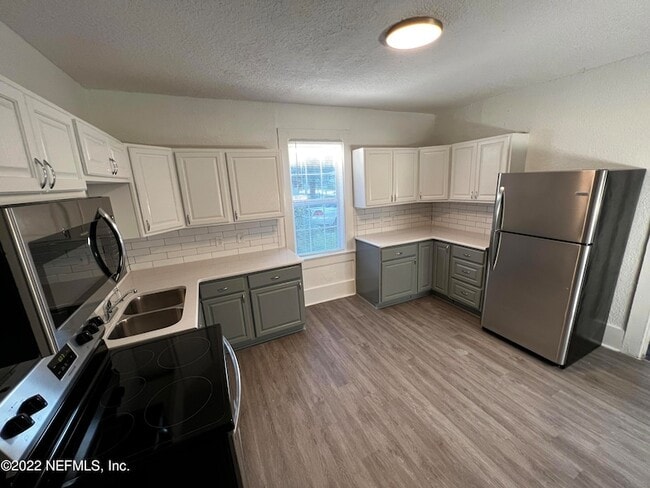 Photo - 1456 E 16th St