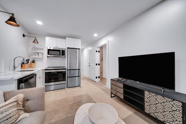 Building Photo - 505 E Travis St Unit ID1267121P