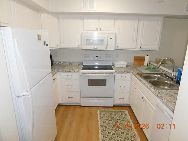 Kitchen - Evergreen Townhomes