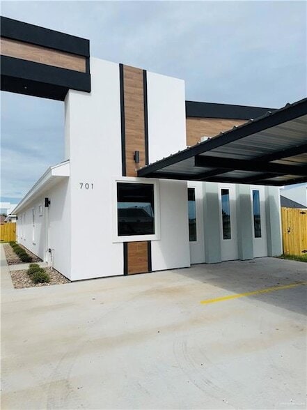 Building Photo - 701 N Onyx Ave Unit 1