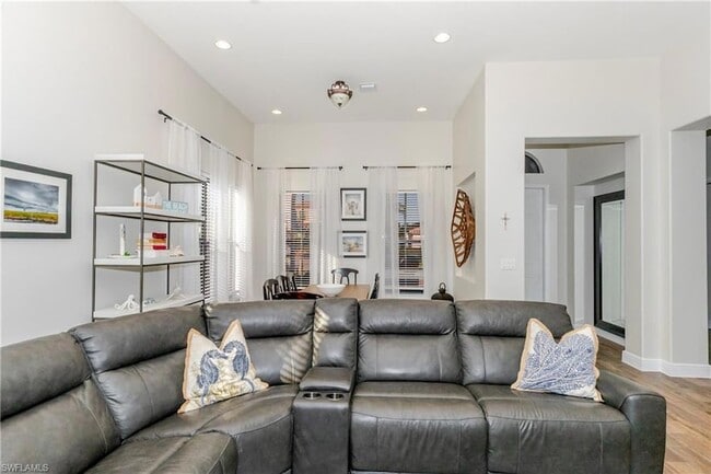 Photo - 5104 Salerno St