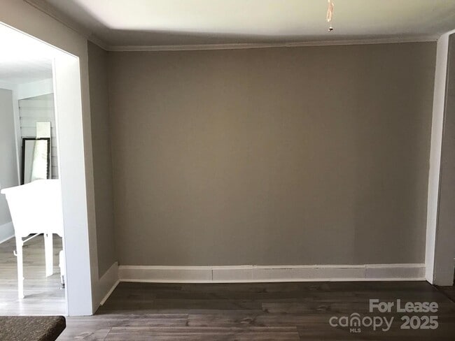 Photo - 213 W King St