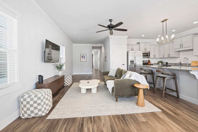 Building Photo - 913 NE Hts Ln Unit ID1257064P