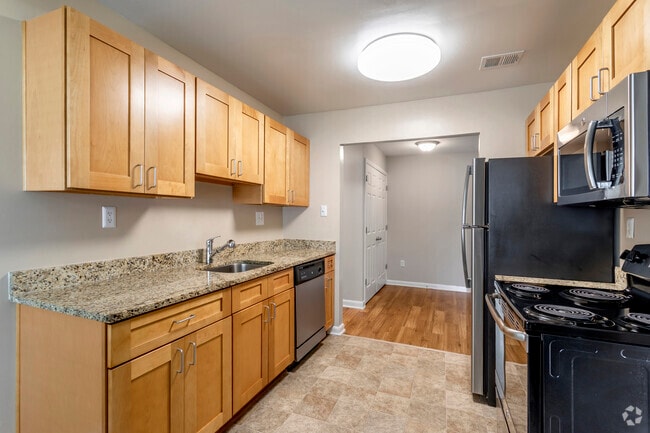 1 BR, 1 BA - 766 SF - Center Pointe