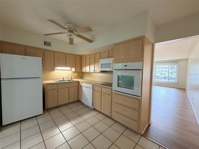 Photo - 2361 Ecuadorian Way Unit 17