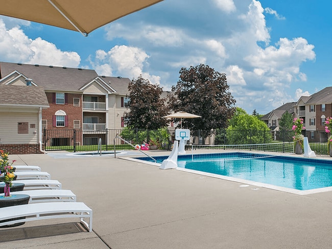 Or The Swimming Pool & Sundeck - Gateway of Grand Blanc