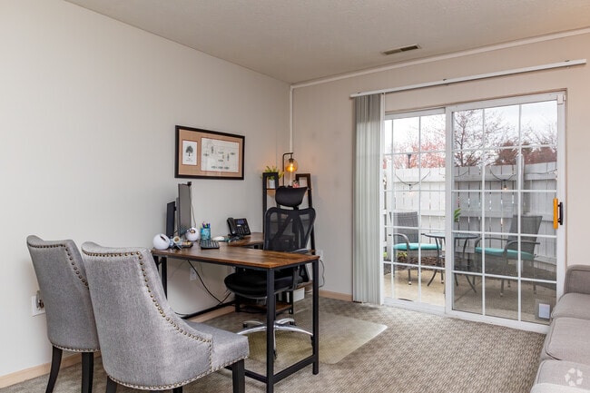 1BR, 1BA - 625SF - Living Room - The Ridge at Chestnut Hill