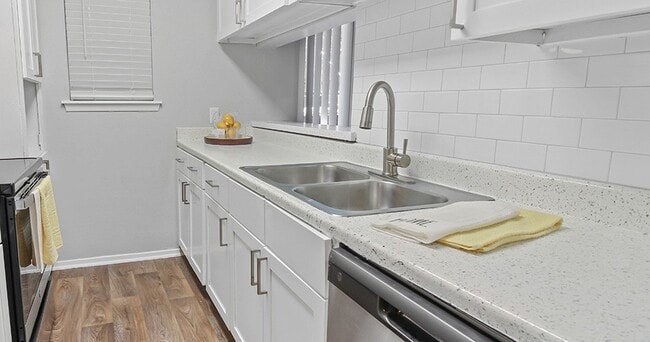 Photo - Hollytree Apartments