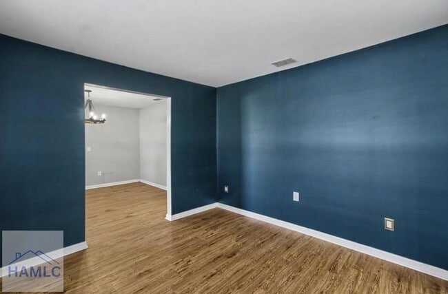 Photo - 404 Clairemore Ct