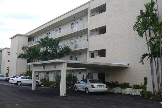 Building Photo - 2400 NE 1st Ln Unit 2060