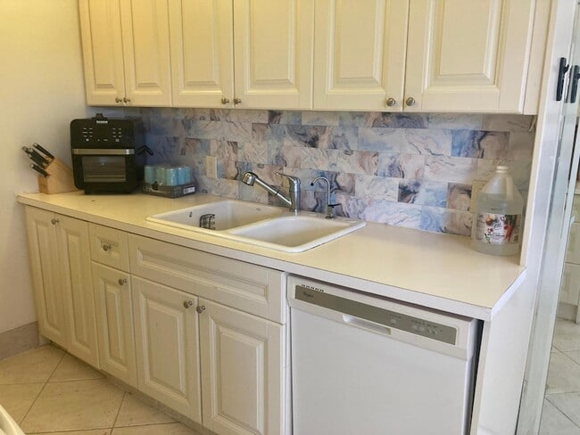 Photo - 1097 Cornwall E