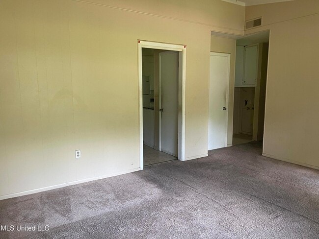 Photo - 1090 Branch St