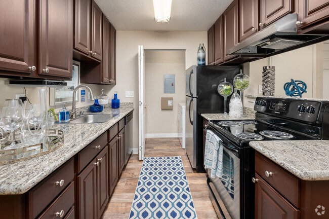 2BR, 2BA - 881SF - Kitchen - Allegria at Roseville