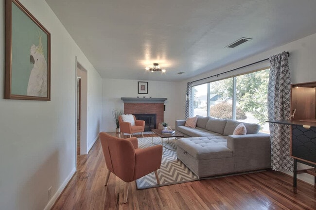 Building Photo - 1328 NE 9th Ave Unit SI ID1550272P