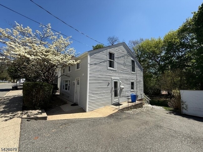 Building Photo - 20 Maple Ave