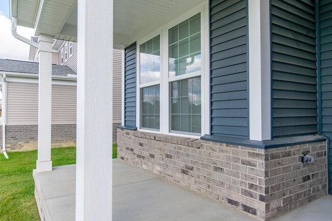 Photo - 717 Risdon Trail S