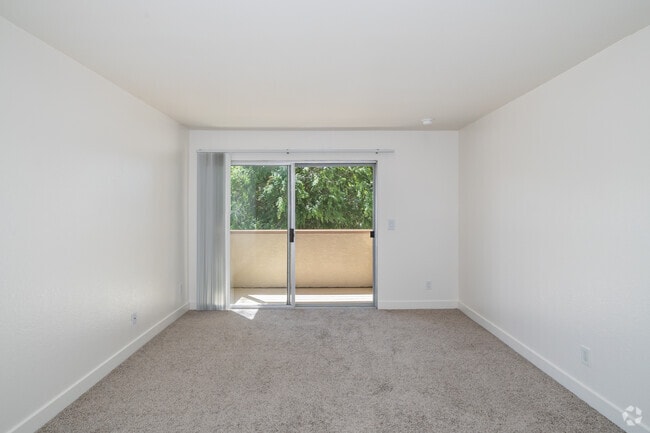 2BR, 1BA - 795SF - Living Room - Carmel Pointe