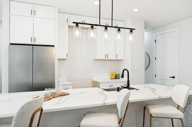 Building Photo - 5637 Live Oak St Unit 202