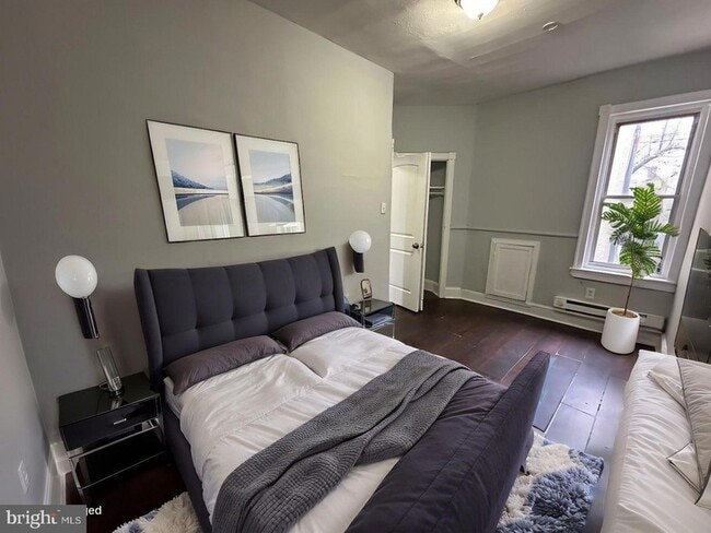 Photo - 1948 E Monmouth St