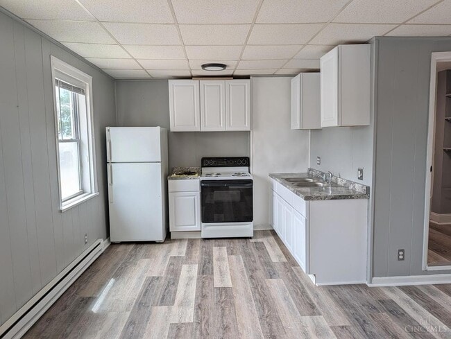 Photo - 304 W Walnut Ln
