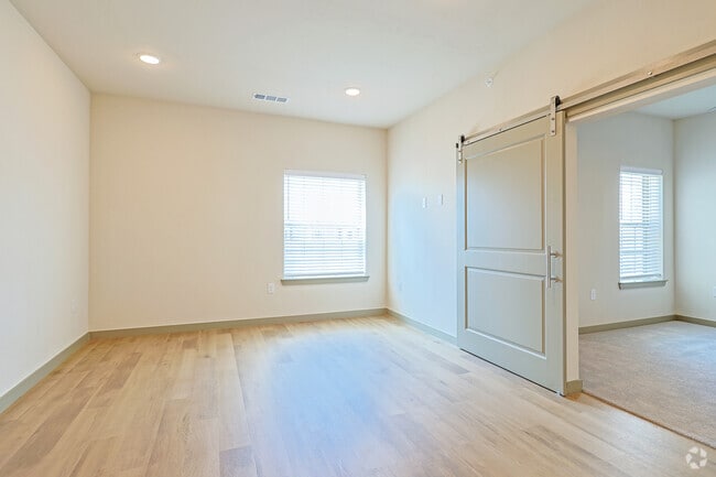 Studio, 1BA - 557SF - Living Area - Woodview