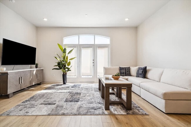 Building Photo - 1112 Columbus St Unit FL4-ID1031693P