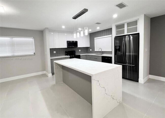 Photo - 240 SE 7th St