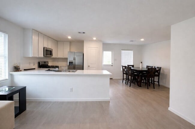 Photo - 21151 Vercelli St