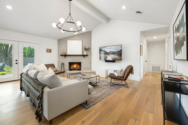 Building Photo - 1806 SW D St Unit ID1221910P