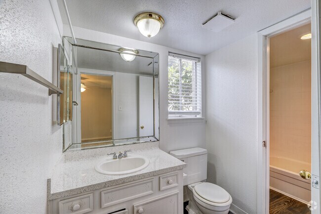 2BR, 1 1/2BA - 992SF - Bathroom - Pont Alba