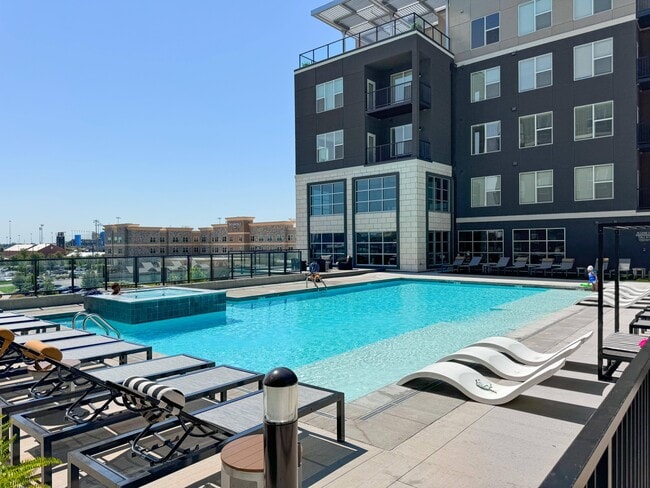 Building Photo - Legends 267