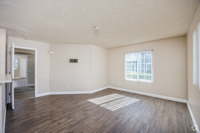 1BR, 1BA - 600SF - Living Room - Mariners Point