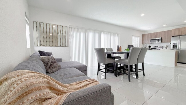 Building Photo - 1163 NW 2nd St Unit SI FL2-ID1463285P