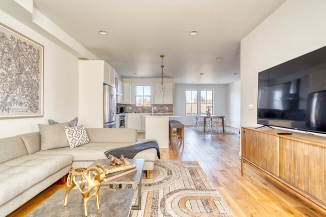 Building Photo - 512 NE 56th Ave Unit ID1309884P