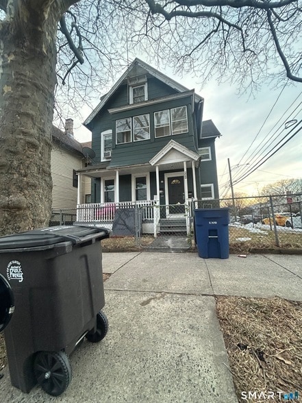 Building Photo - 222 Hallock Ave Unit 2