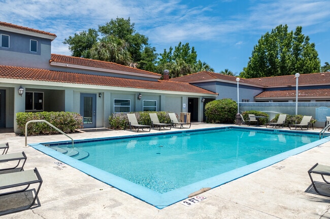 Pool - Oak Chase Apartments