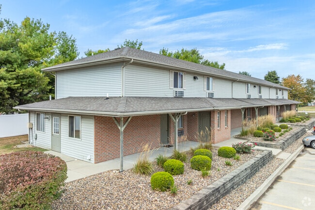 Building Primary - Parkway Court Apartments