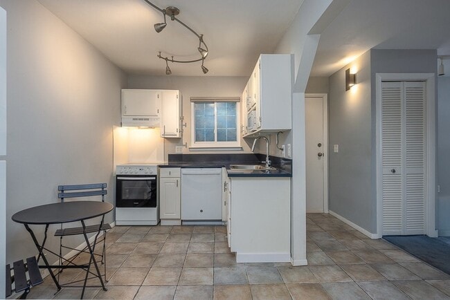 Building Photo - 219 Fox Run Ln Unit 2C