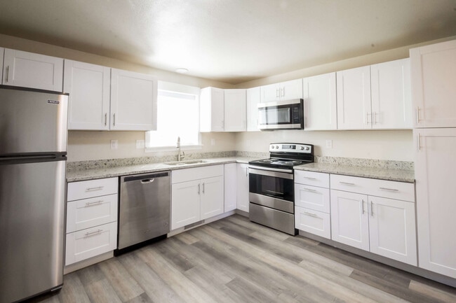 Photo - Twin Cedar Apartments -Furnished / Short Term