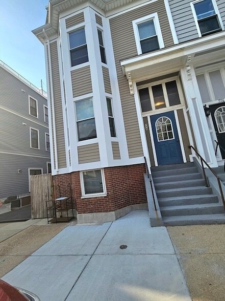 Building Photo - 774 E 5th St Unit 1
