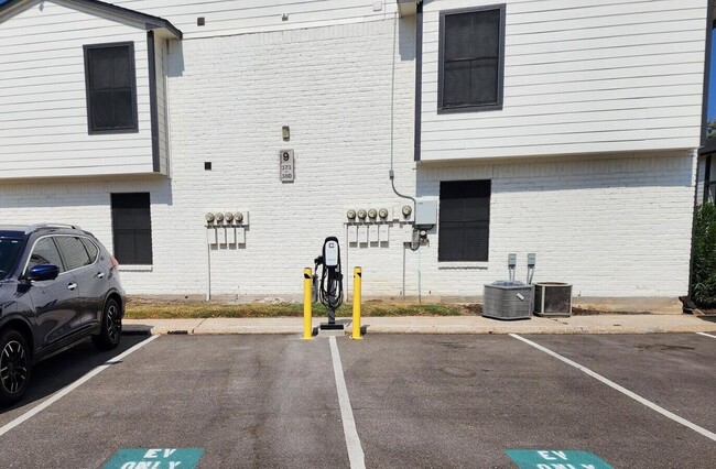 Experience modern living at Cali Crossing Apartments, featuring convenient amenities like designated parking and easy access to local attractions. Your new home awaits in a vibrant community. Schedule your tour today! - Cali Crossing Apartments