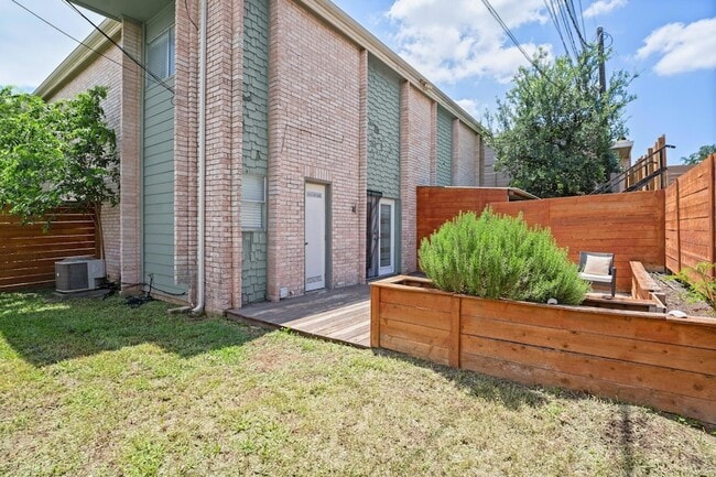 Building Photo - 6410 Chimney Creek Cir Unit B