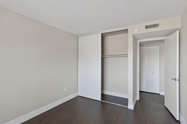 Spacious bedrooms that feel like home. - Verona Apartment Homes